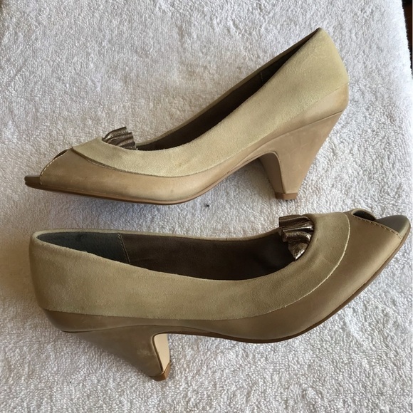 SEYCHELLES peep toe open toe kitten heel taupe and gold. Size 8. - Picture 11 of 11
